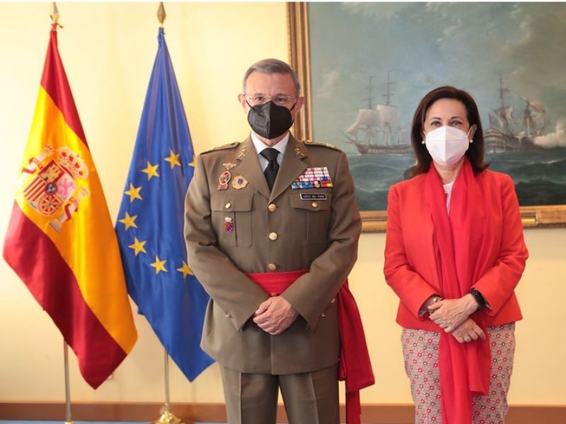 La ministra de Defensa preside el acto de toma de posesión del director general de Política de Defensa, Fernando López del Pozo