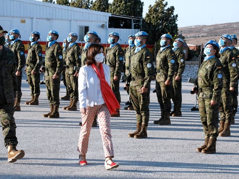 La ministra de Defensa visita a las tropas españolas desplegadas en Líbano cuando se cumplen 15 años de misión