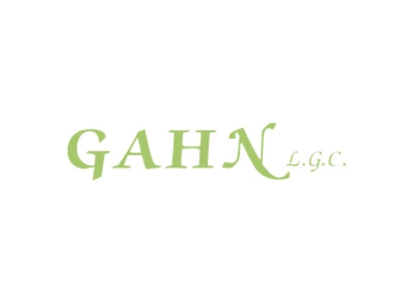 El jefe de la DIAD comprueba las mejoras de vestuario presentadas por la empresa asociada GAHN
