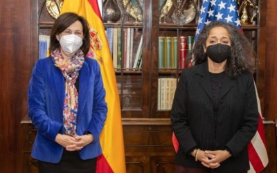 La ministra de Defensa y la nueva embajadora de EEUU en España abordan las relaciones bilaterales en el ámbito de la Seguridad y la Defensa
