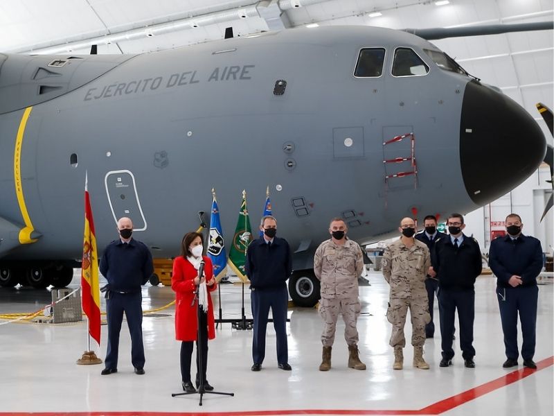 Robles reconoce el esfuerzo del personal de la base aérea de Zaragoza, del Ala 31 y del EADA en el traslado de material a Ucrania