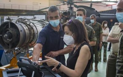 Robles visita el Parque y Centro de Mantenimiento de Helicópteros, inmerso en un proyecto de transformación tecnológica