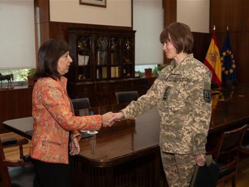 Robles recibe a la coronel del Ejército ucraniano que coordina el adiestramiento de los militares ucranianos en España