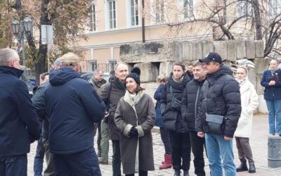 La ministra de Defensa visita Odessa, donde mantiene una reunión de trabajo con el ministro de Defensa Oleksii Réznikov