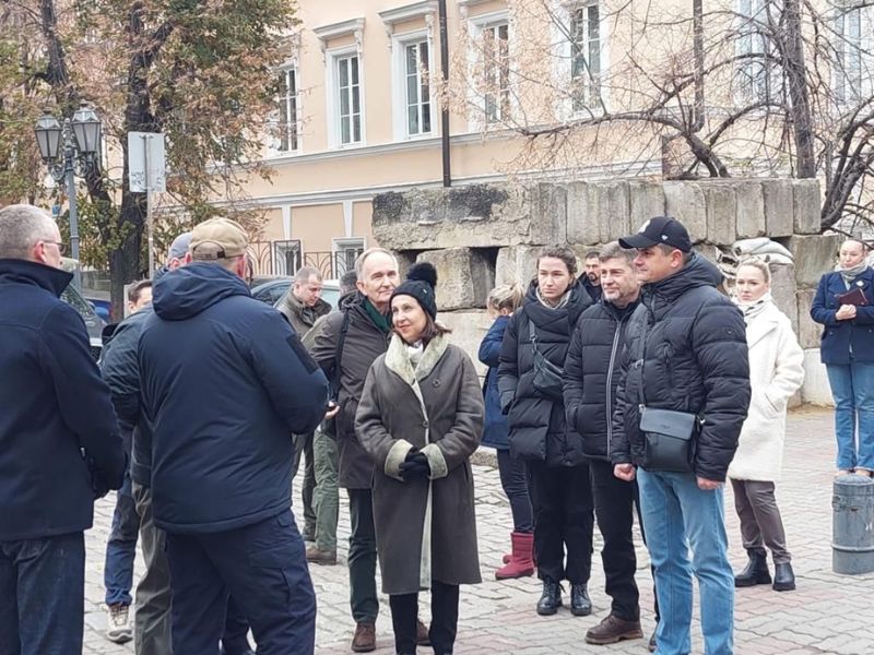 La ministra de Defensa visita Odessa, donde mantiene una reunión de trabajo con el ministro de Defensa Oleksii Réznikov