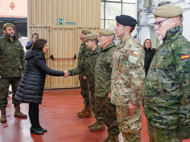 Robles supervisa en el Centro de Mantenimiento de Sistemas Acorazados y en el Laboratorio Central los avances tecnológicos para la futura Base Logística de Córdoba