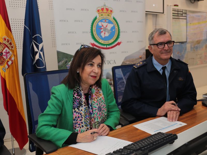 Margarita Robles visita la Jefatura del Sistema de Vigilancia y Control Aeroespacial (JSVICA) en Torrejón