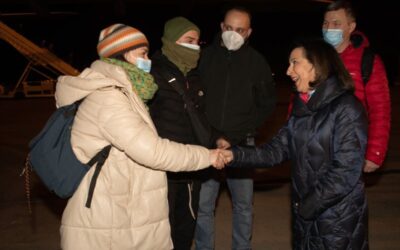 La ministra de Defensa recibe en la base aérea de Torrejón a más de 200 militares ucranianos que se adiestrarán en España