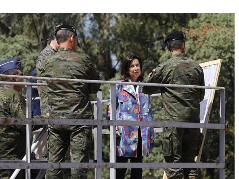 La ministra de Defensa y el JEME visitan la base “Cerro Muriano”