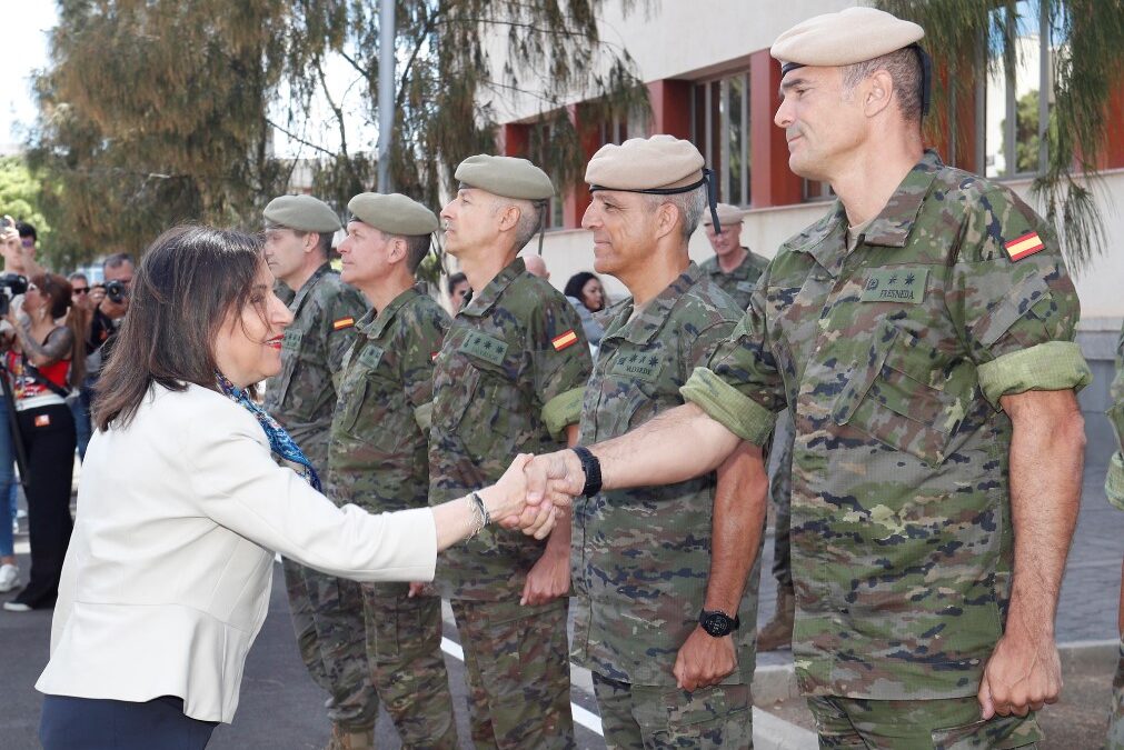 La ministra de Defensa visita la Brigada ‘Canarias’ XVI y agradece su trabajo dentro y fuera de España