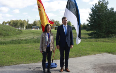 Robles visita los destacamentos españoles en Estonia y pone en valor su misión en el marco de la OTAN