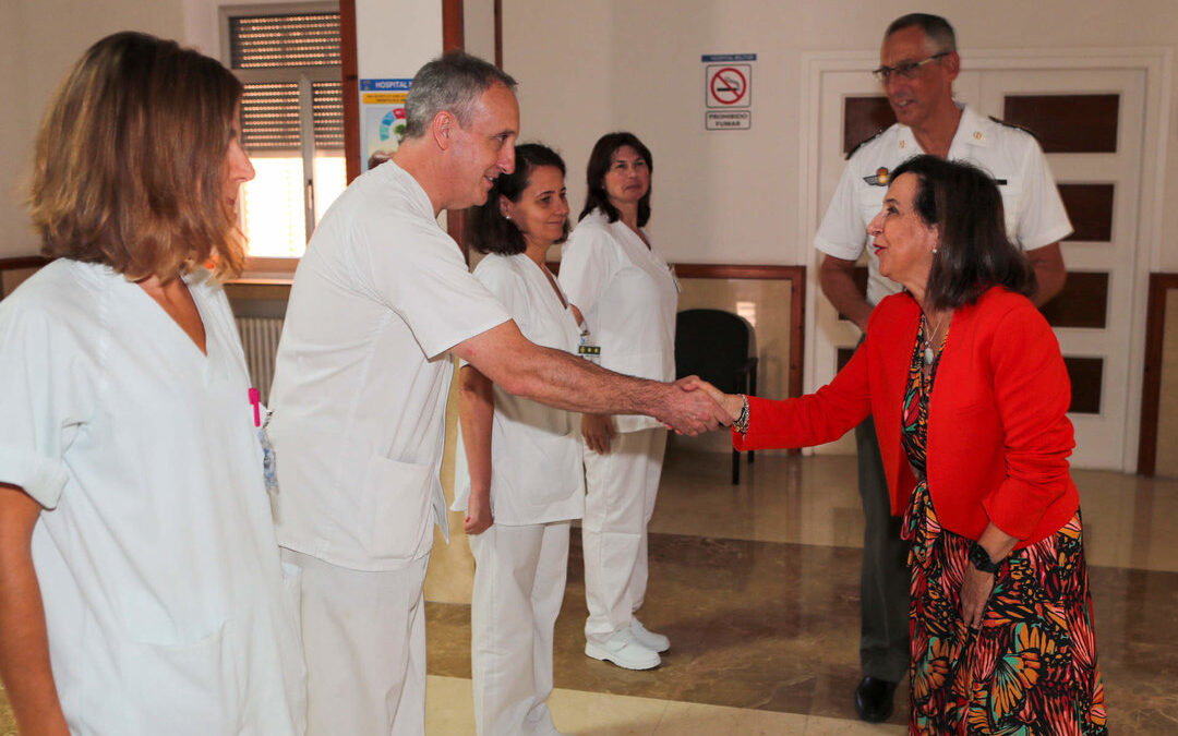 Margarita Robles vuelve al hospital militar de Zaragoza para ver a ucranianos heridos.
