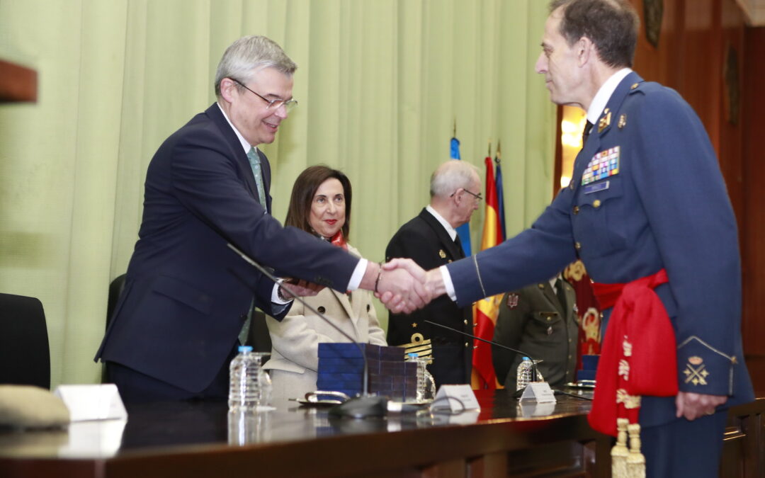 Ucrania condecora a militares españoles por el compromiso con la formación de sus FAS que “continuará el tiempo que sea necesario”, según Robles