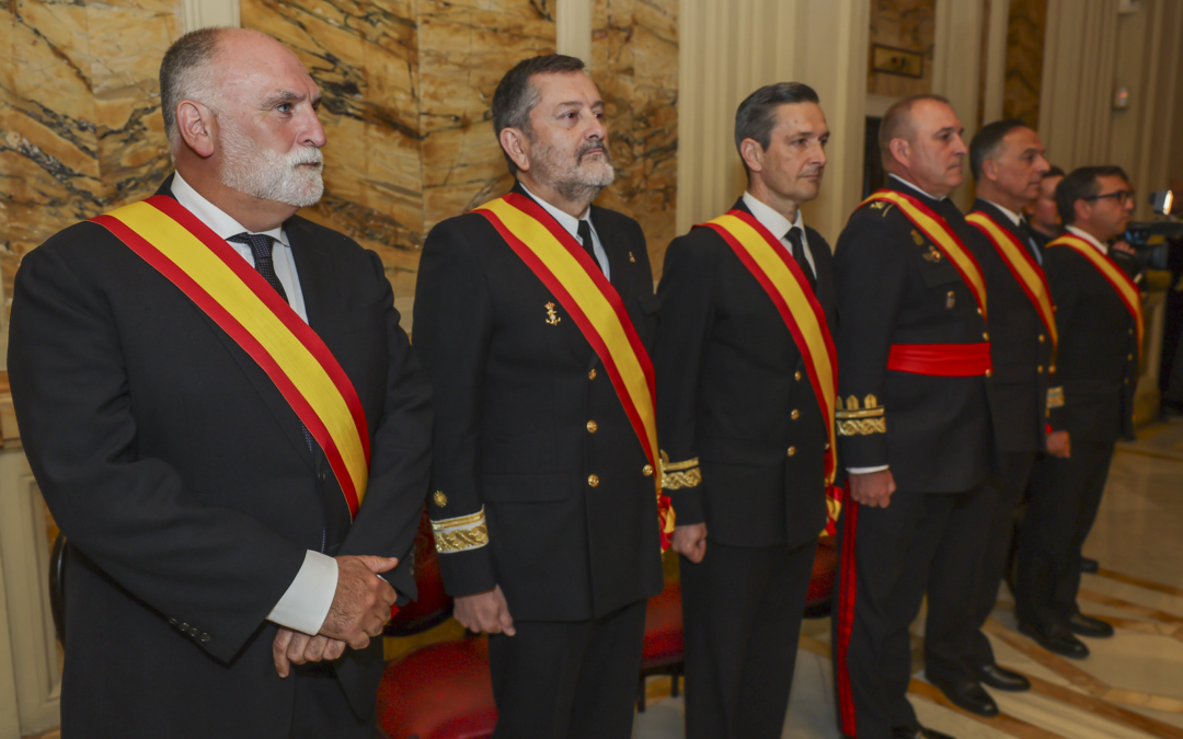 El chef internacional José Andrés y altos oficiales de la Armada reciben la Gran Cruz al Mérito Naval con distintivo blanco