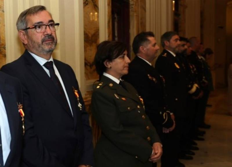 El vicepresidente de EINSA, Carlos Rodríguez Navío recibe La Cruz al Mérito Naval