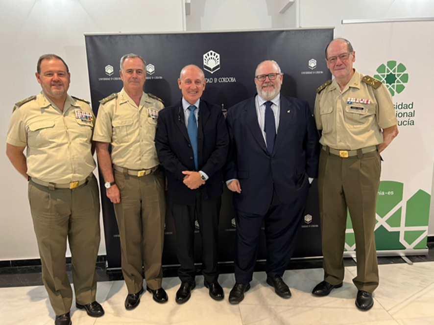 El GB. D. Santiago Camarero, director técnico de AESMIDE, modera una mesa redonda en la Universidad Internacional de Andalucía