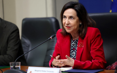 Margarita Robles mantiene una conversación con el comisario de Defensa y Espacio de la Unión Europea, Andrius Kubilius