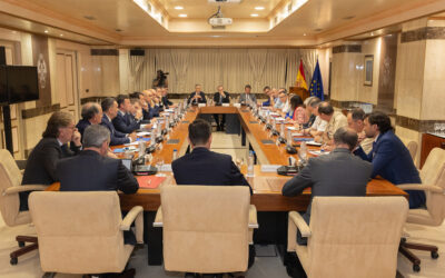 La ministra de Defensa reitera el compromiso con la industria del sector