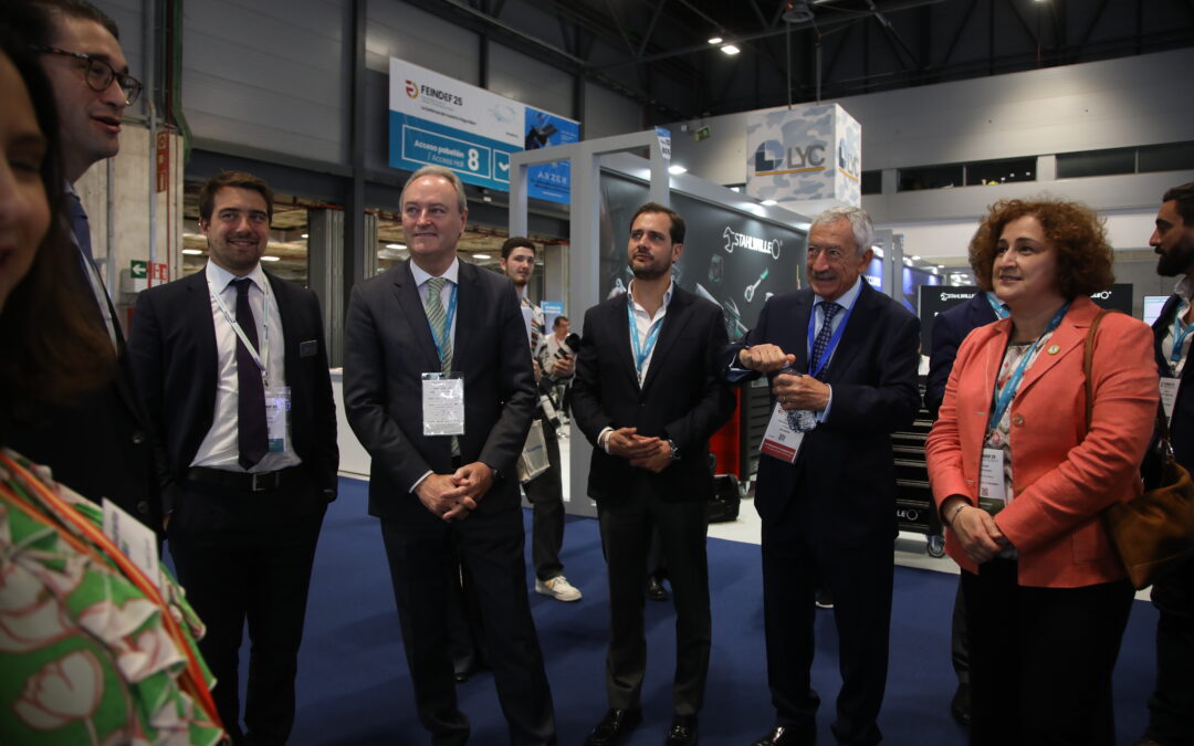 El Presidente acompaña a la Comisión de Defensa del Congreso en su visita a empresas en FEINDEF