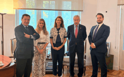 Desayuno AESMIDE con KEEPINTAX